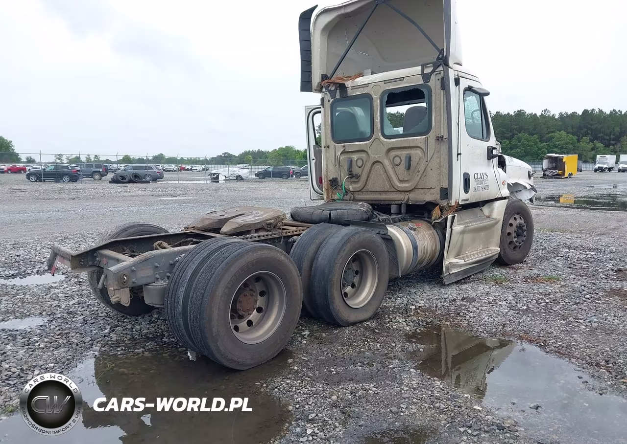 2018 Freightliner Cascadia 125 VIN:3AKJGEDR7JSJH7823 - 4