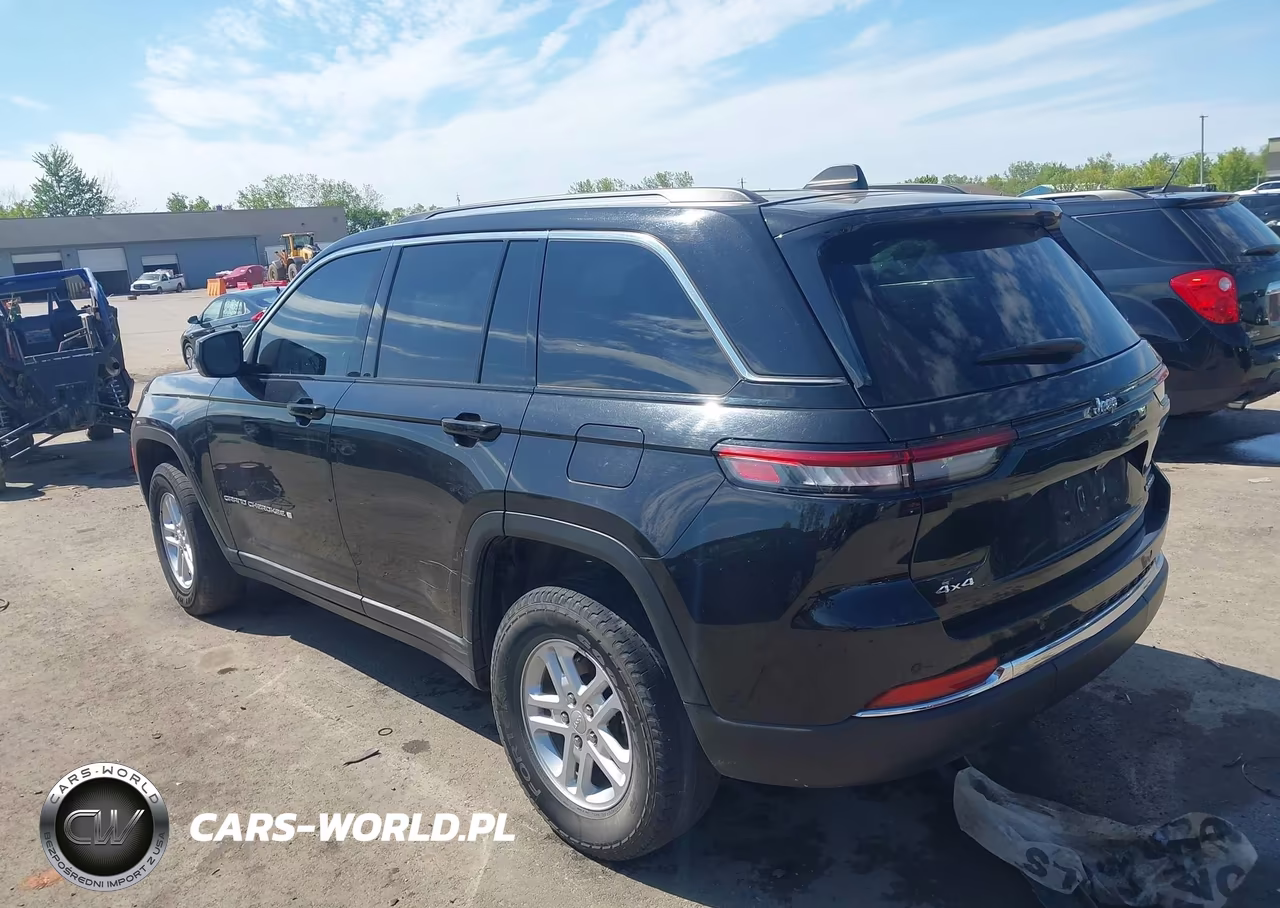 2023 Jeep Grand Cherokee Laredo 4X4 VIN:1C4RJHAG1P8911710 - 3