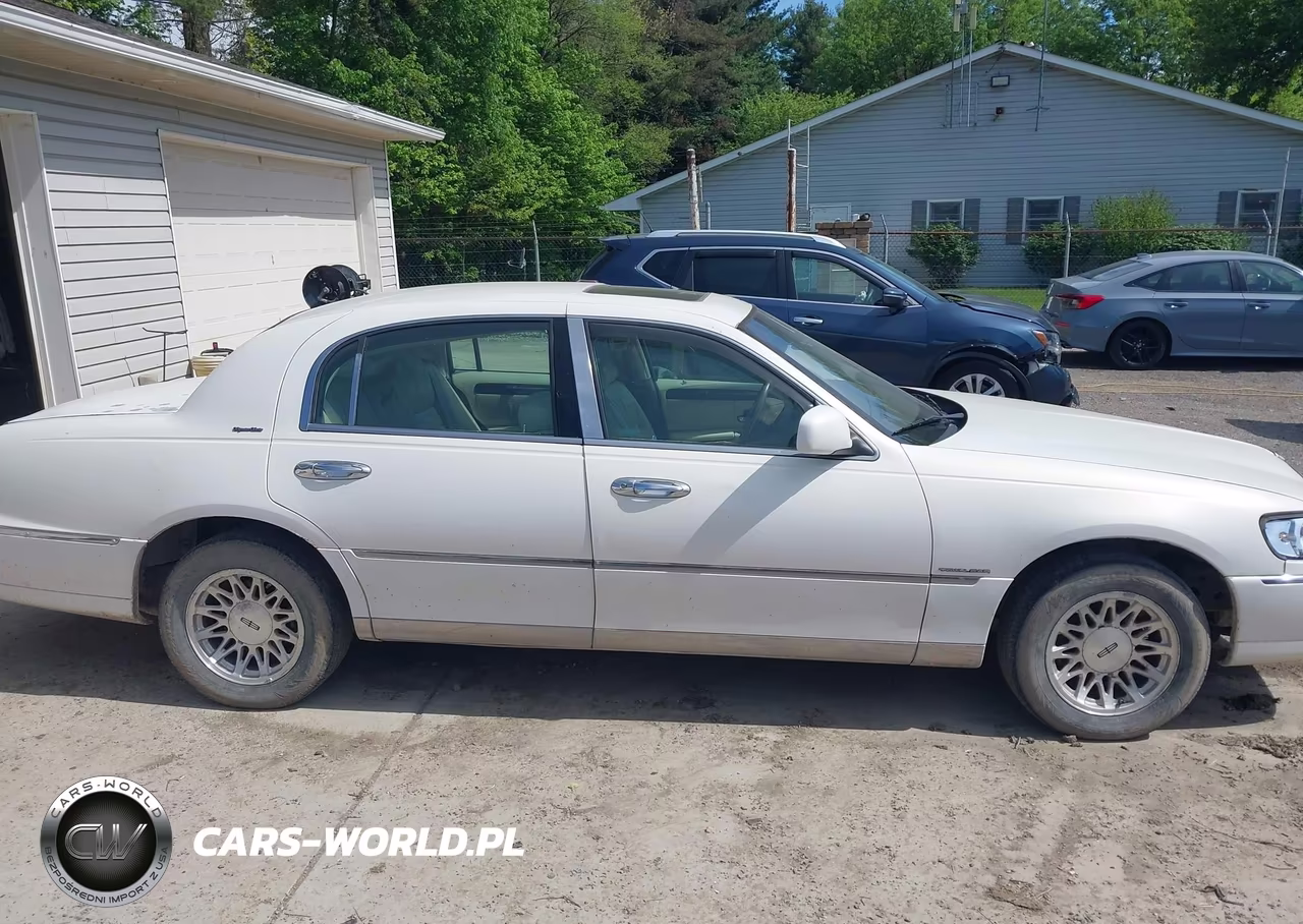 1998 Lincoln Town Car Signature VIN:1LNFM82W0WY723187 - 13