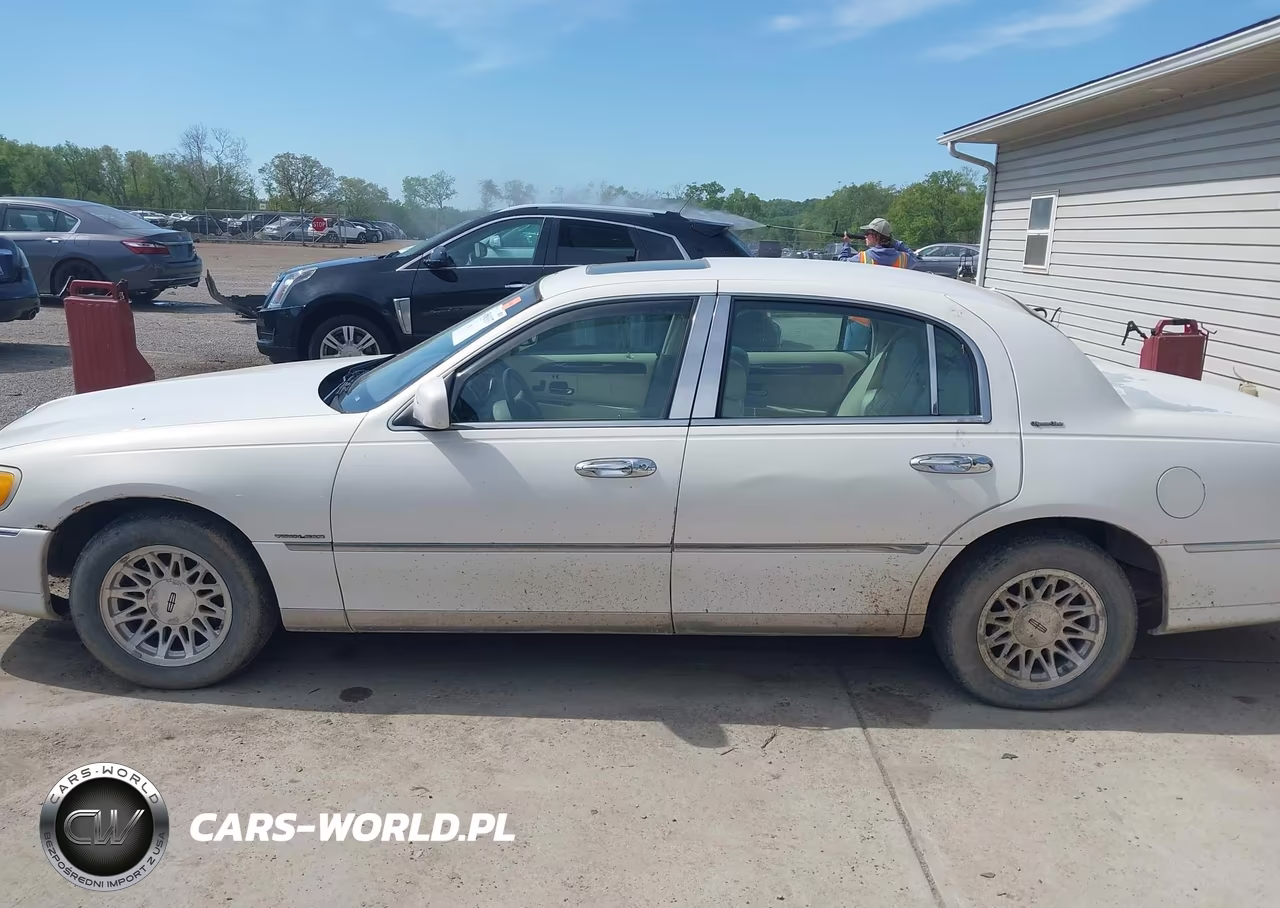 1998 Lincoln Town Car Signature VIN:1LNFM82W0WY723187 - 14