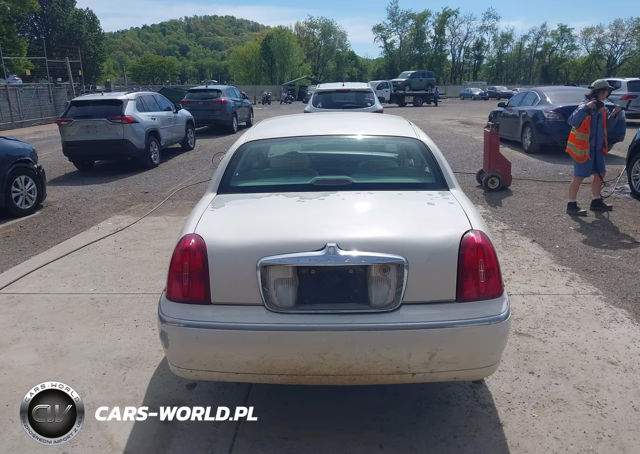 1998 Lincoln Town Car Signature VIN:1LNFM82W0WY723187 - 16