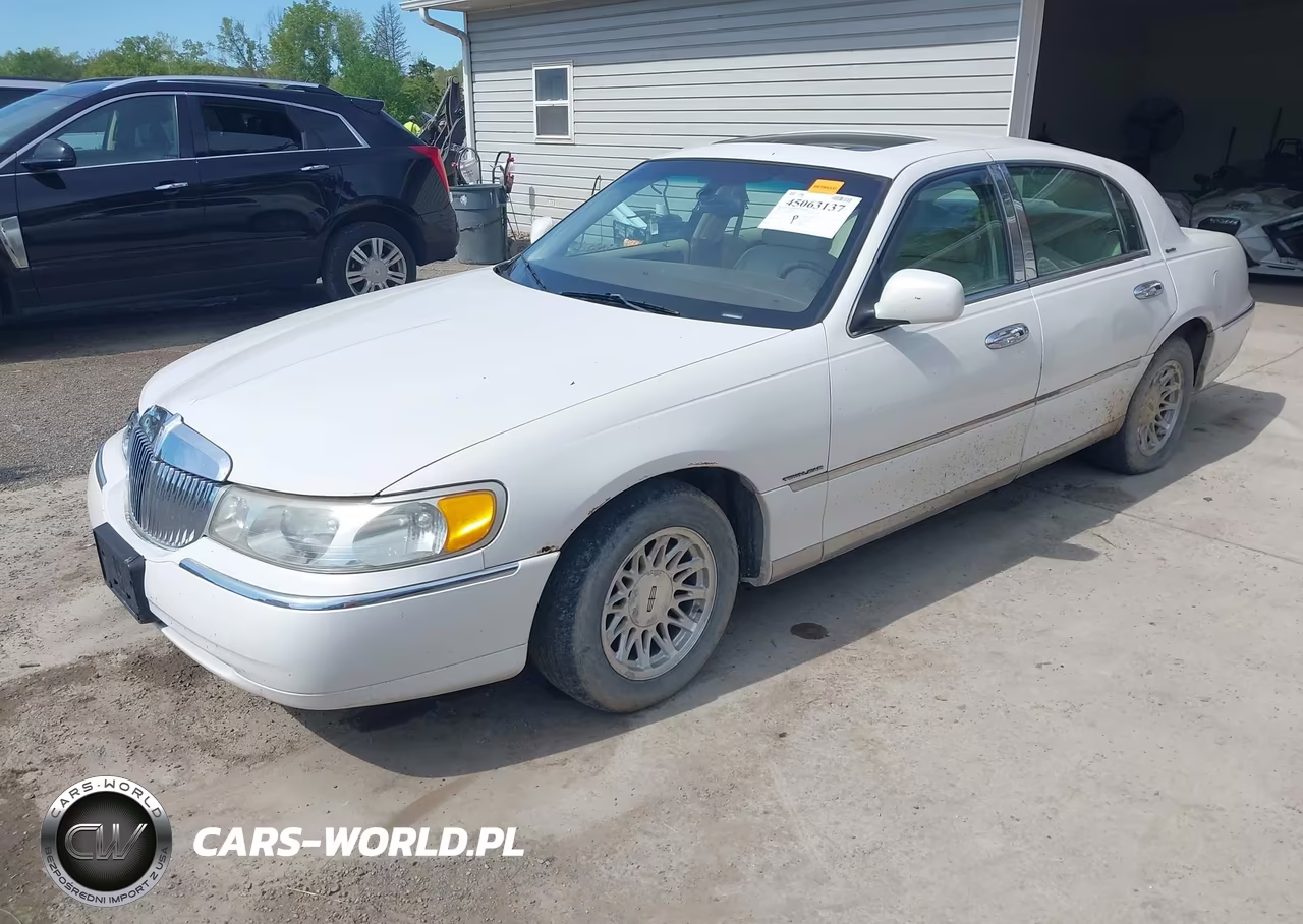 1998 Lincoln Town Car Signature VIN:1LNFM82W0WY723187 - 2