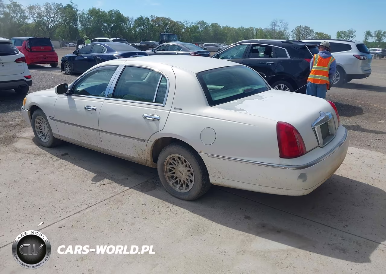 1998 Lincoln Town Car Signature VIN:1LNFM82W0WY723187 - 3