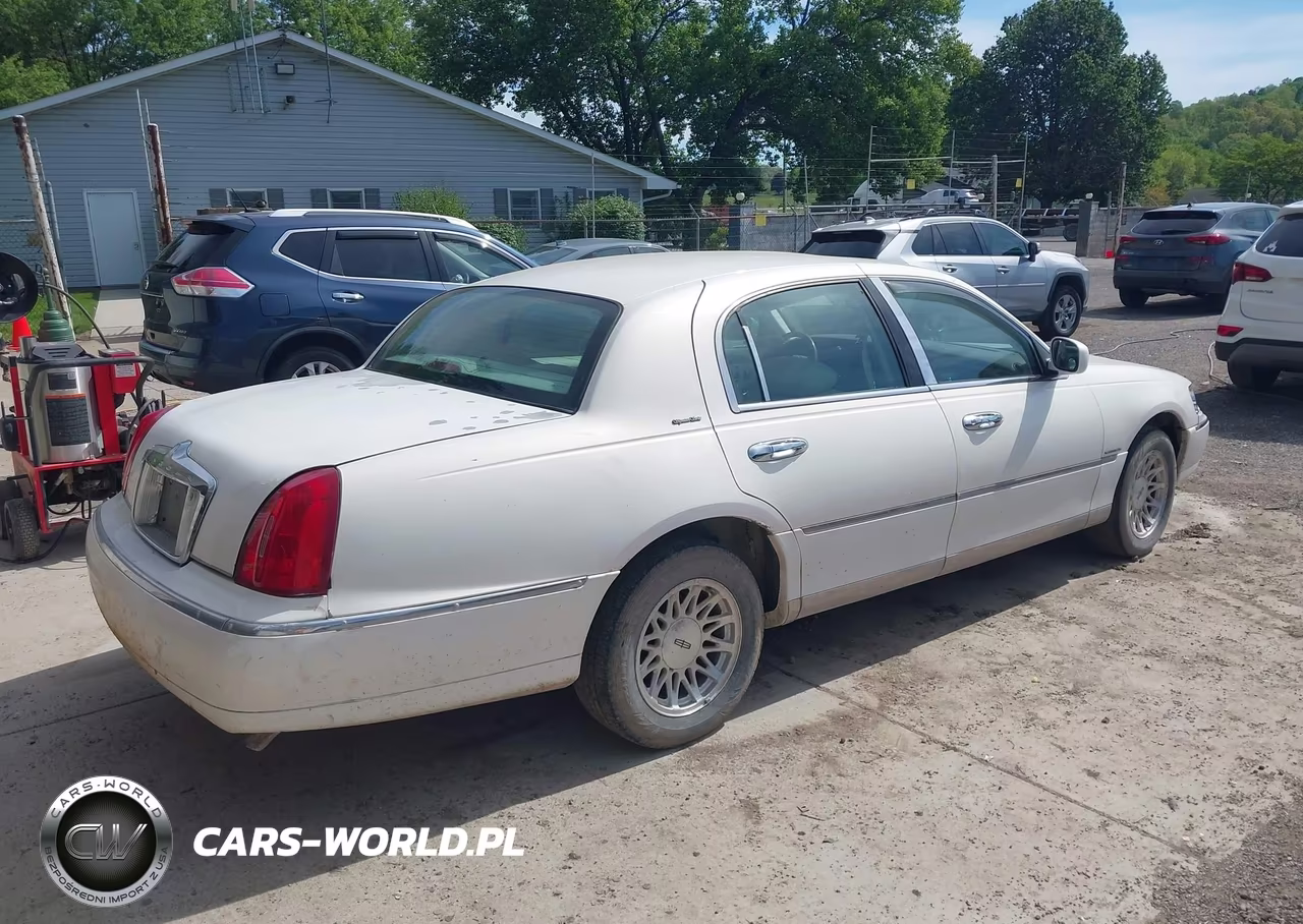 1998 Lincoln Town Car Signature VIN:1LNFM82W0WY723187 - 4