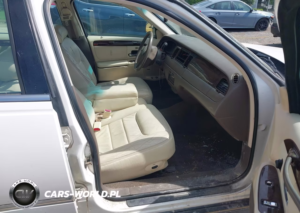 1998 Lincoln Town Car Signature VIN:1LNFM82W0WY723187 - 5