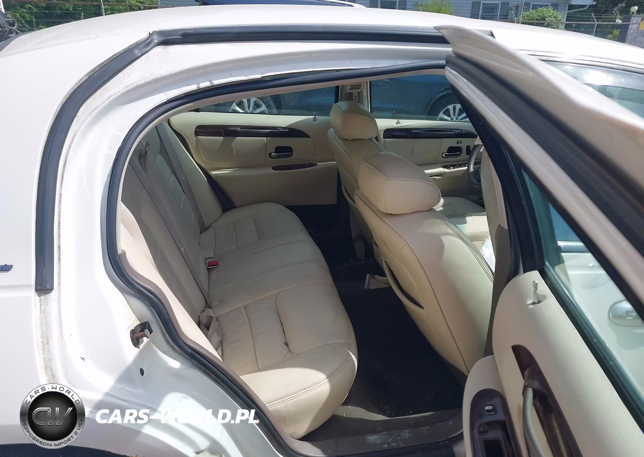 1998 Lincoln Town Car Signature VIN:1LNFM82W0WY723187 - 8