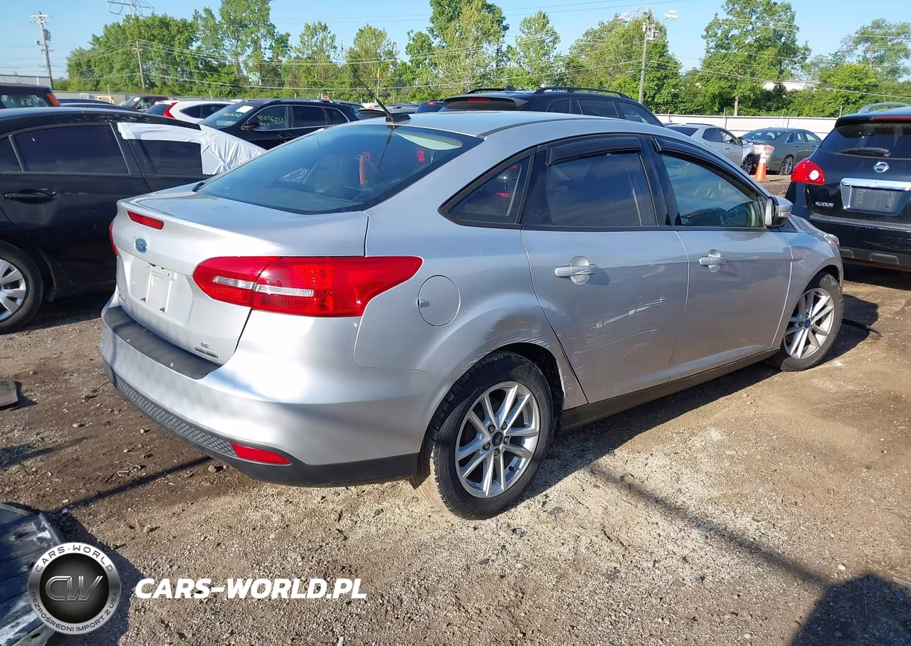 2016 Ford Focus Se VIN:1FADP3F21GL377944 - 4