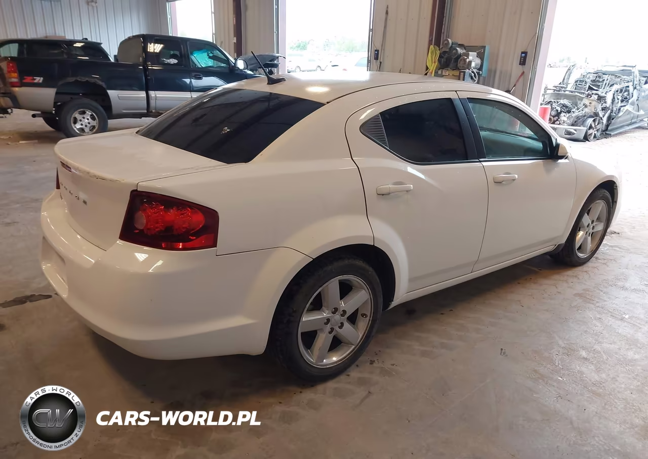 2011 Dodge Avenger Lux VIN:1B3BD2FB3BN573337 - 4