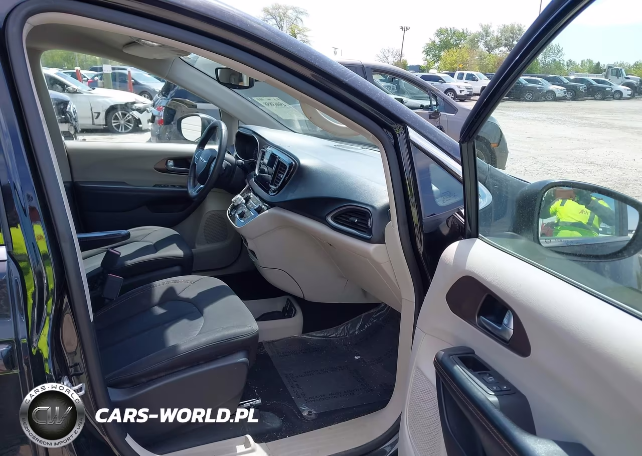2017 Chrysler Pacifica Touring VIN:2C4RC1DG7HR516949 - 5