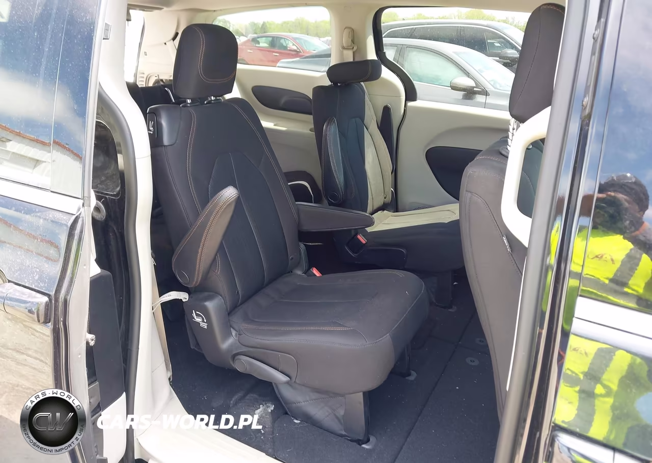 2017 Chrysler Pacifica Touring VIN:2C4RC1DG7HR516949 - 8