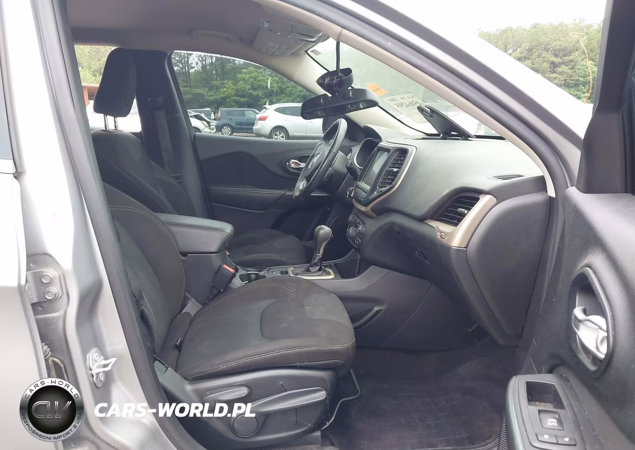 2016 Jeep Cherokee Latitude VIN:1C4PJLCS6GW274093 - 5