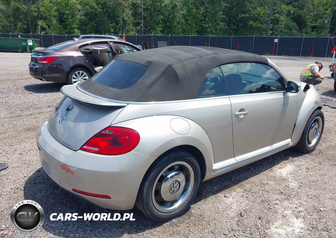 2015 Volkswagen Beetle 1.8T Classic VIN:3VW517AT4FM809699 - 4