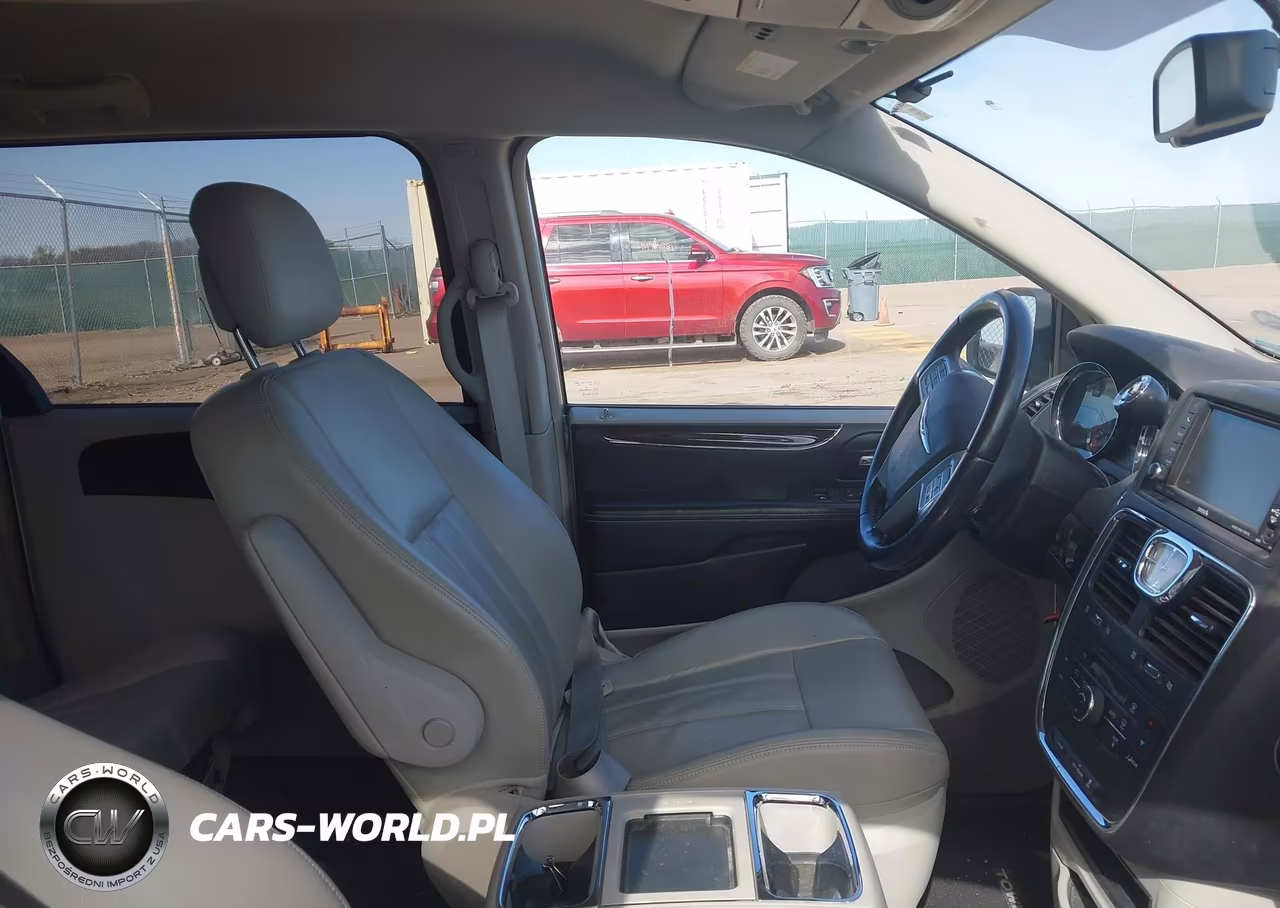 2013 Chrysler Town & Country Touring VIN:2C4RC1BG3DR555180 - 5