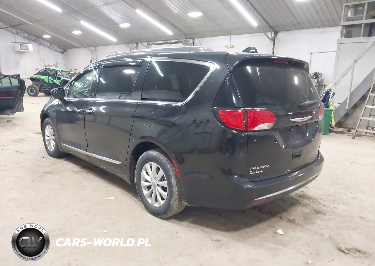 2019 Chrysler Pacifica Touring L VIN:2C4RC1BG7KR613482 - 3