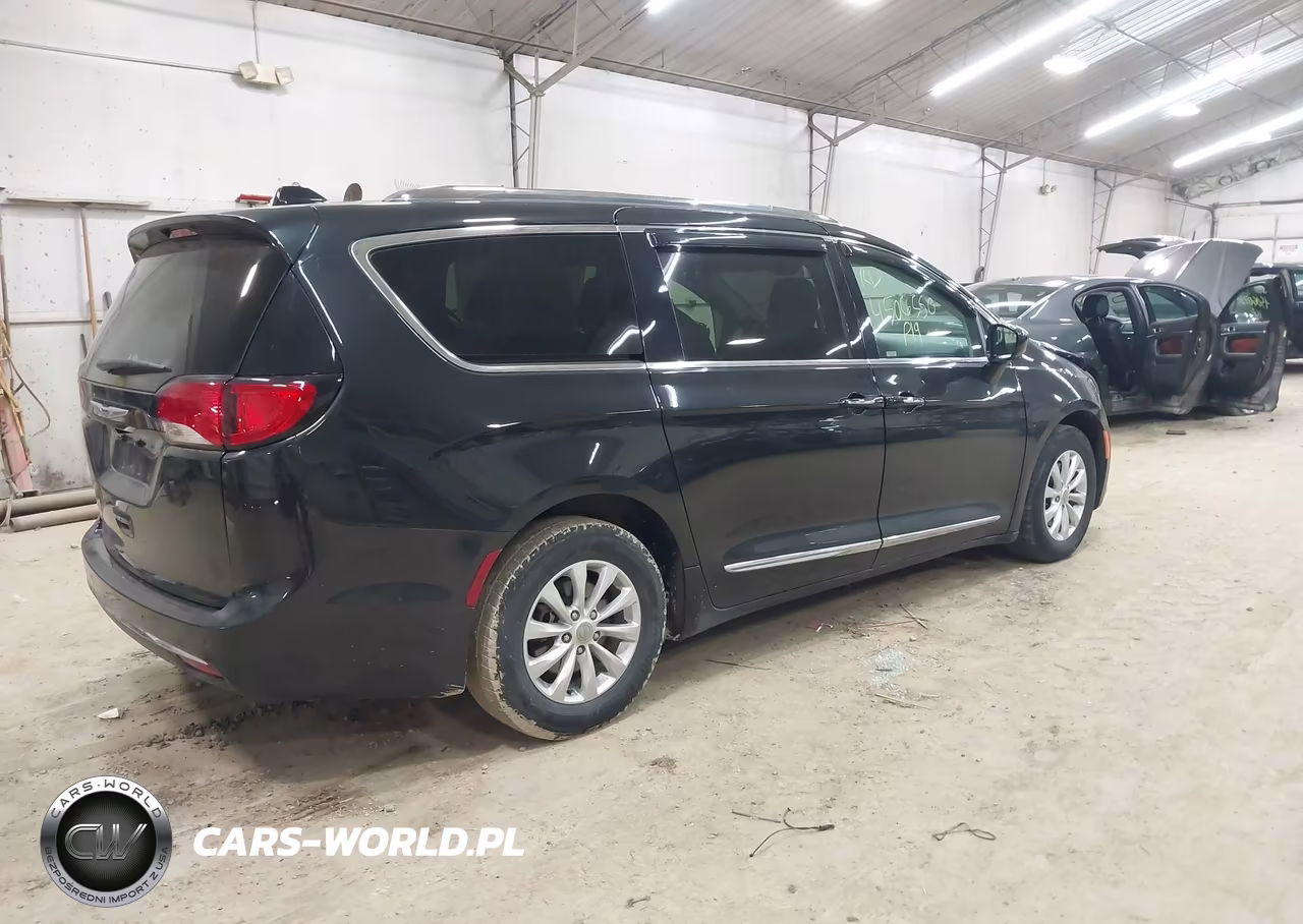 2019 Chrysler Pacifica Touring L VIN:2C4RC1BG7KR613482 - 4