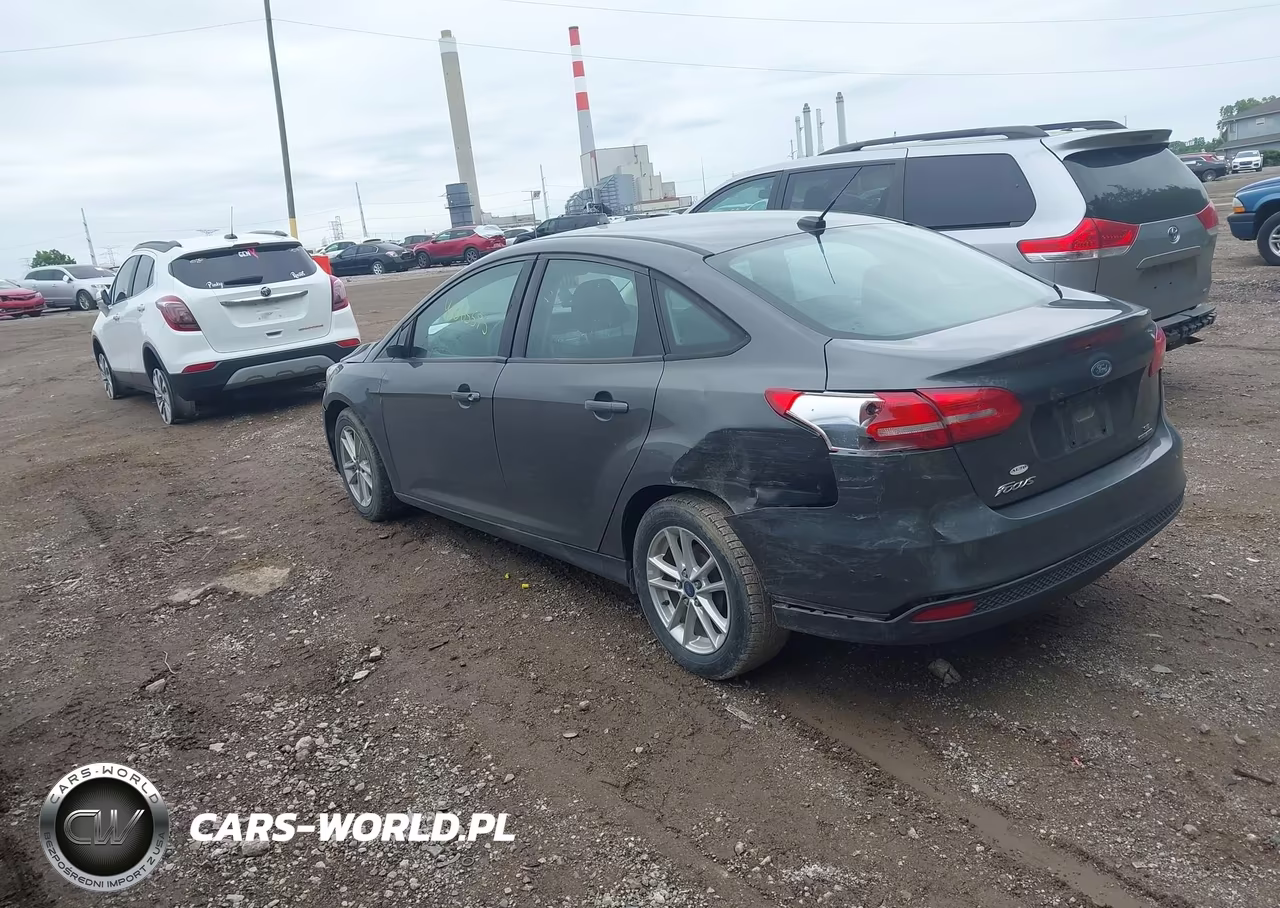2015 Ford Focus Se VIN:1FADP3F22FL329478 - 3