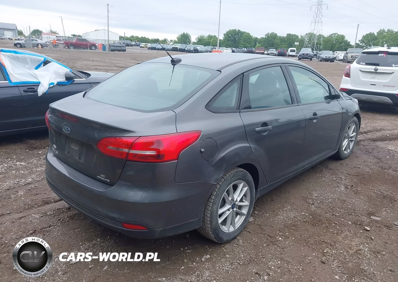 2015 Ford Focus Se VIN:1FADP3F22FL329478 - 4