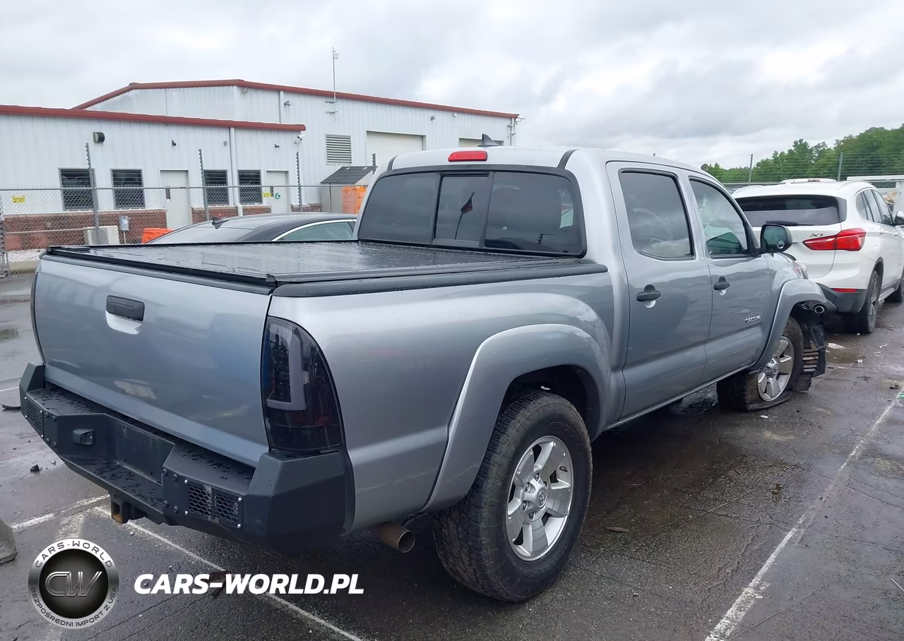 2015 Toyota Tacoma Base V6 VIN:3TMLU4EN1FM165414 - 4