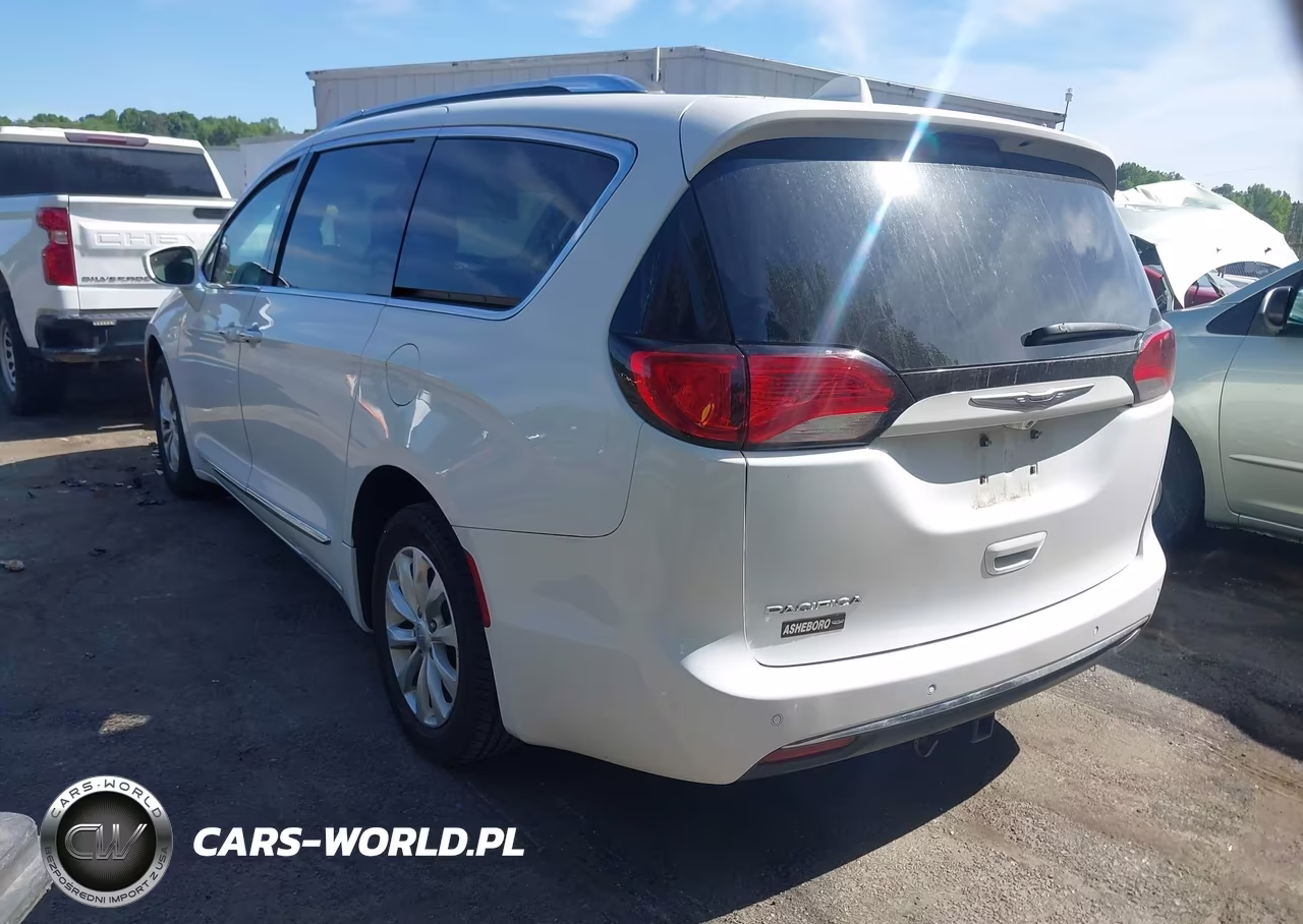 2019 Chrysler Pacifica Touring L VIN:2C4RC1BG6KR555400 - 3