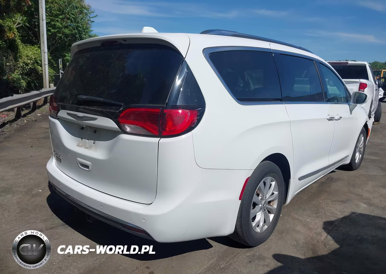 2019 Chrysler Pacifica Touring L VIN:2C4RC1BG6KR555400 - 4