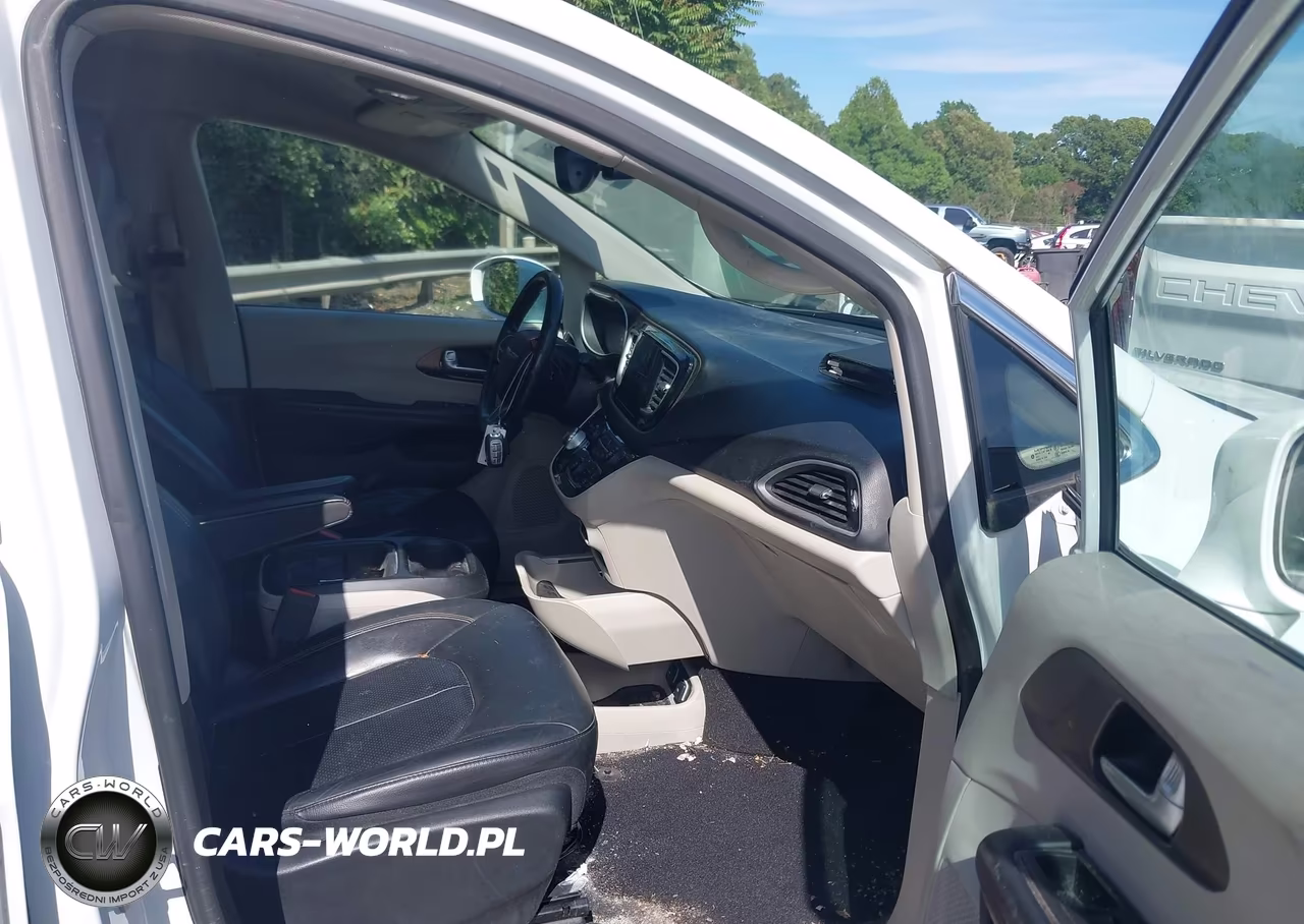 2019 Chrysler Pacifica Touring L VIN:2C4RC1BG6KR555400 - 5