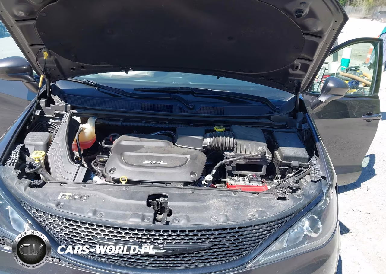 2018 Chrysler Pacifica Touring Plus VIN:2C4RC1FG9JR350923 - 10