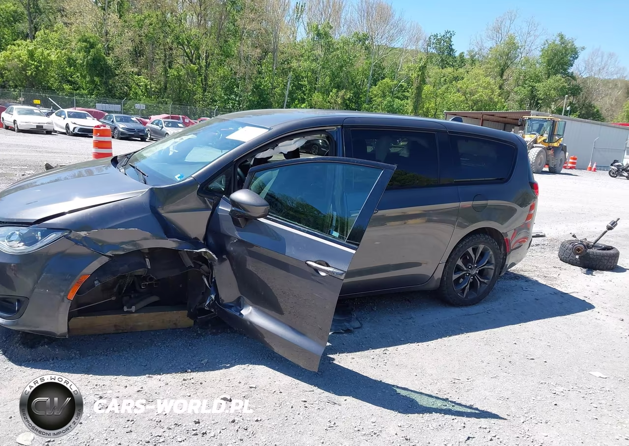 2018 Chrysler Pacifica Touring Plus VIN:2C4RC1FG9JR350923 - 2