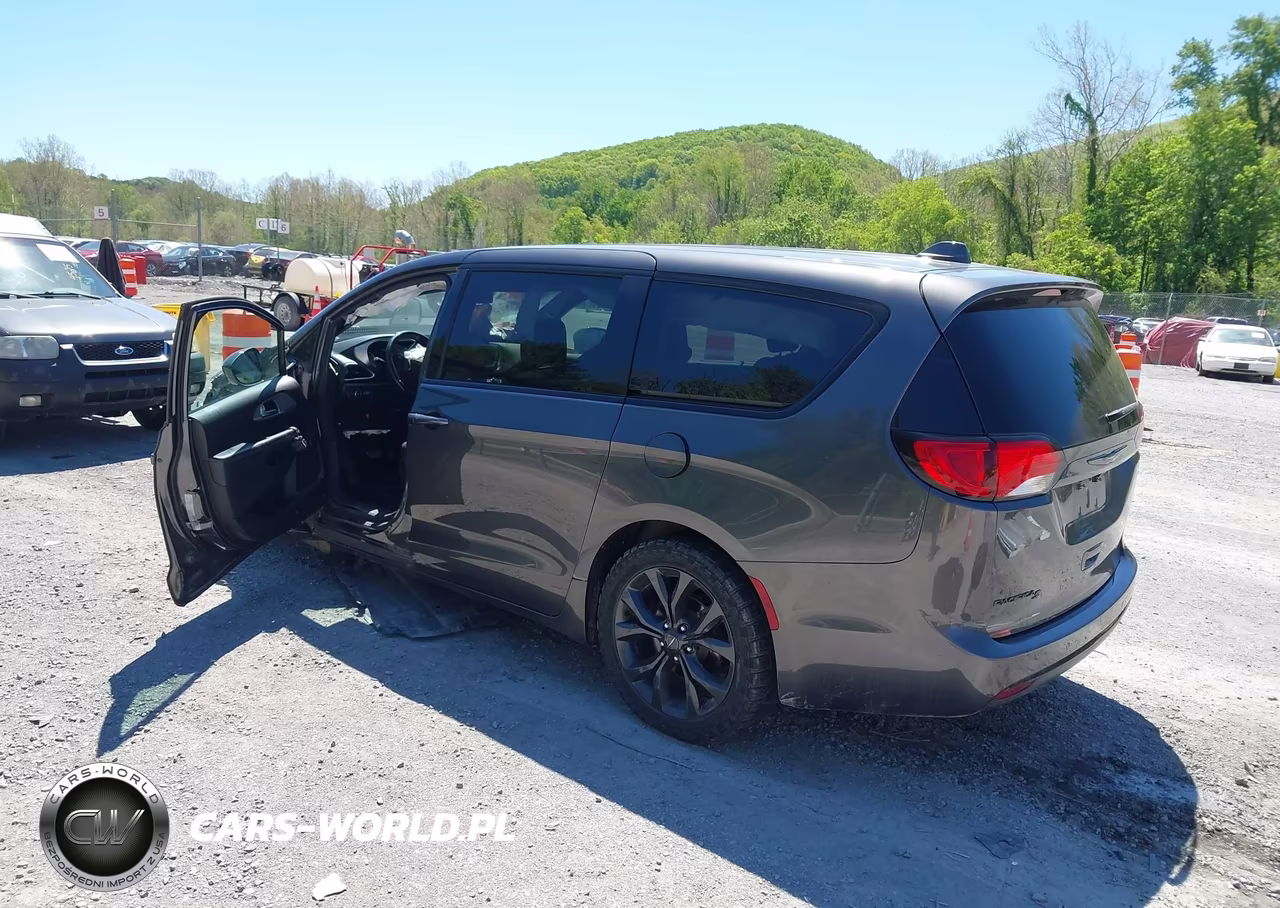 2018 Chrysler Pacifica Touring Plus VIN:2C4RC1FG9JR350923 - 3
