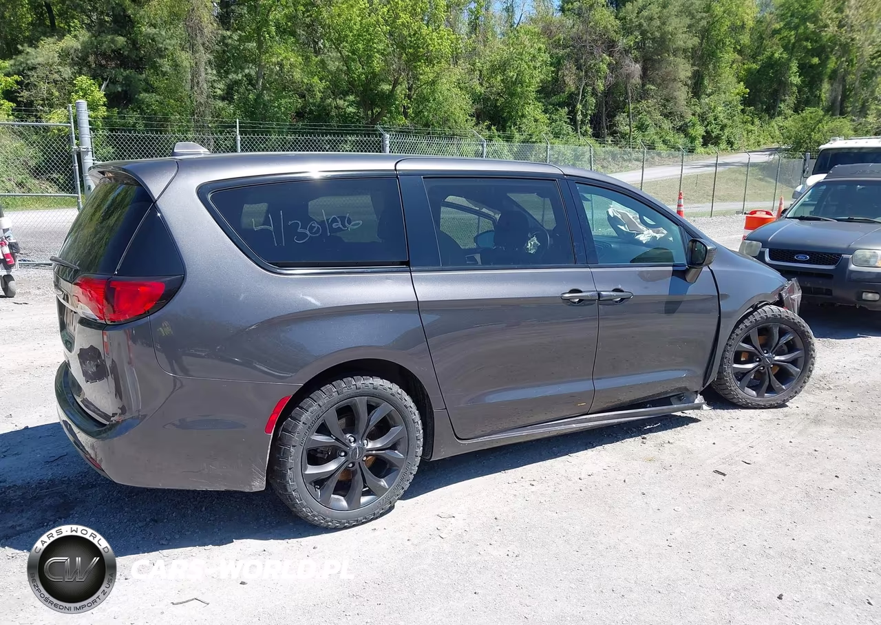 2018 Chrysler Pacifica Touring Plus VIN:2C4RC1FG9JR350923 - 4