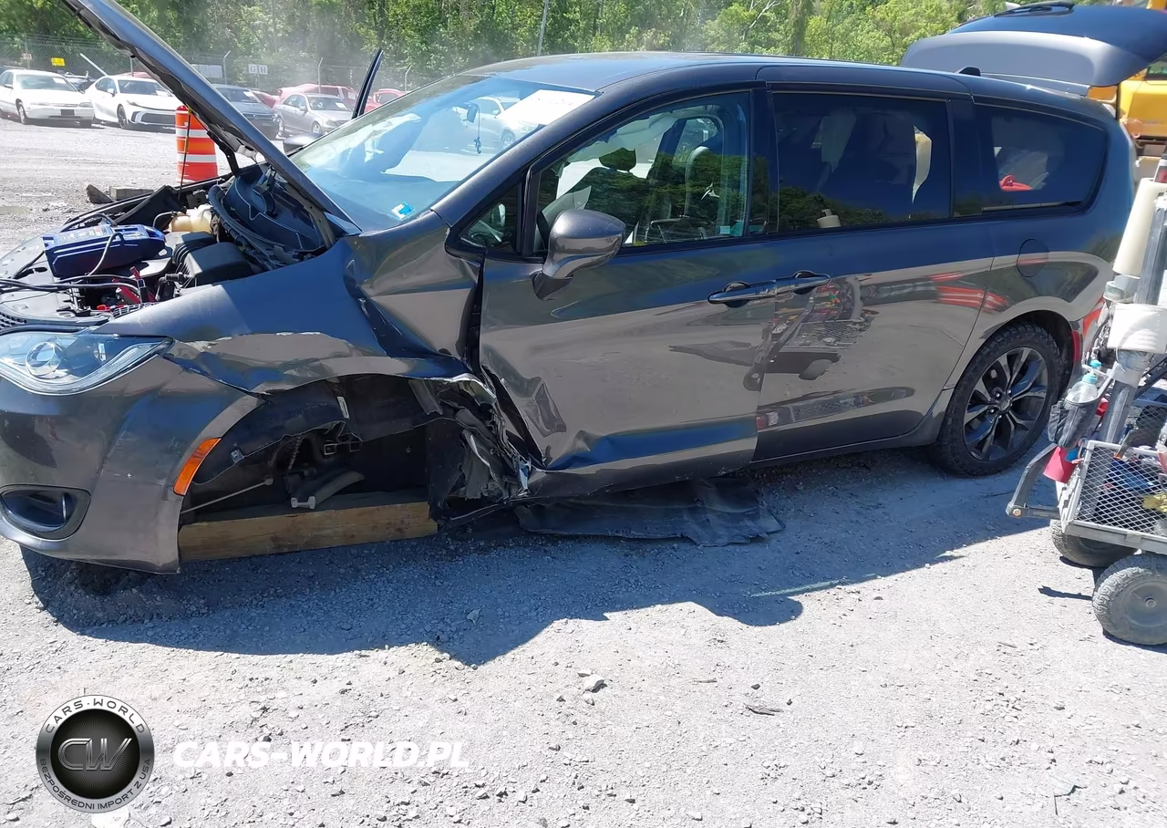 2018 Chrysler Pacifica Touring Plus VIN:2C4RC1FG9JR350923 - 6