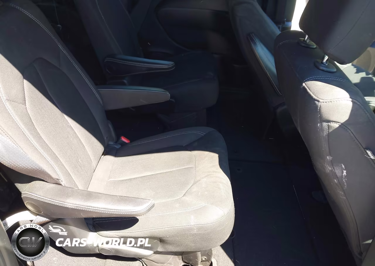 2018 Chrysler Pacifica Touring Plus VIN:2C4RC1FG9JR350923 - 8
