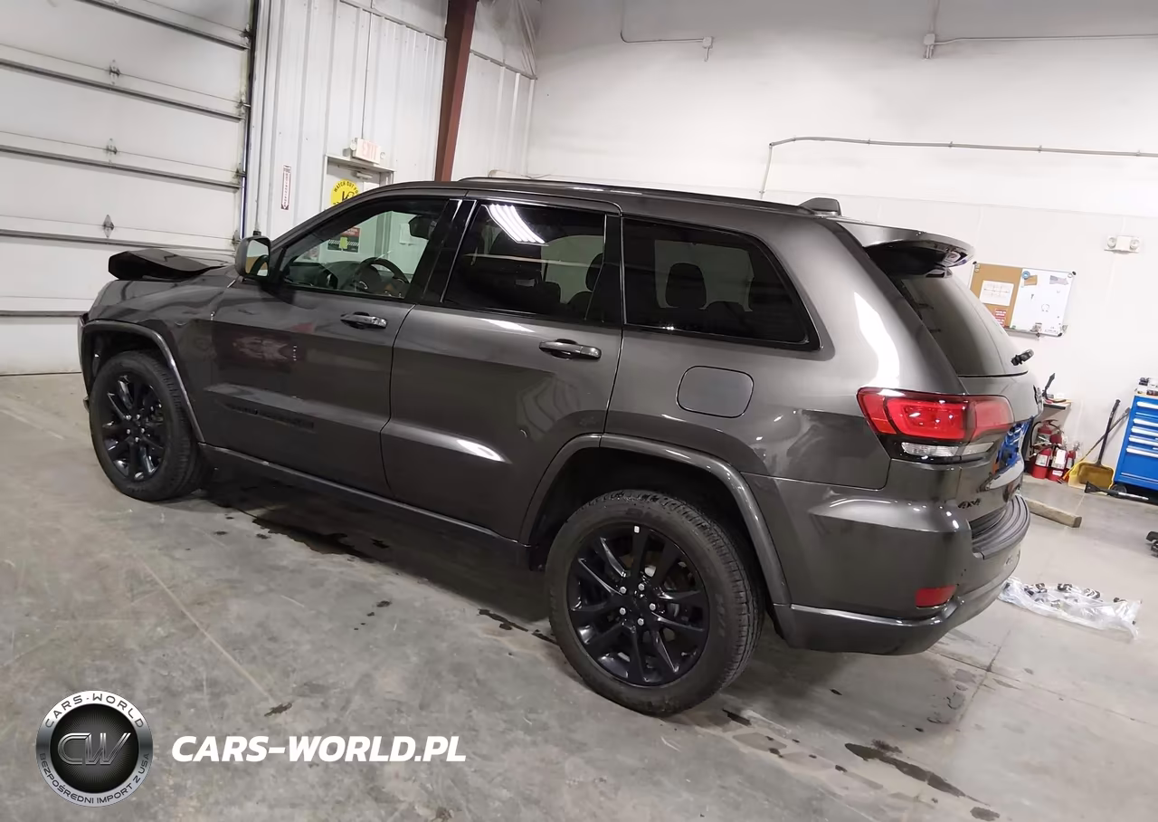 2018 Jeep Grand Cherokee Altitude 4X4 VIN:1C4RJFAG7JC475261 - 3