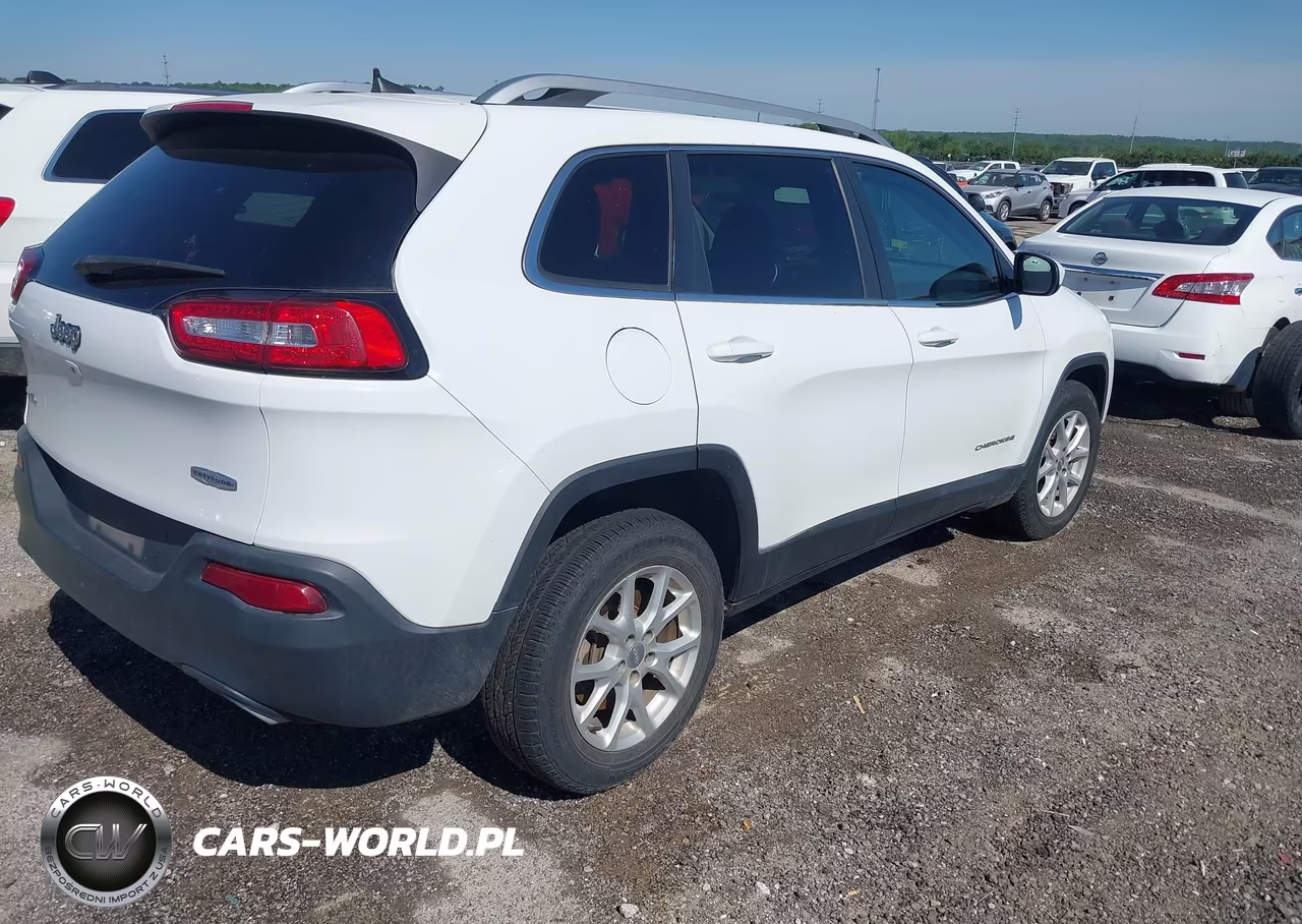 2016 Jeep Cherokee Latitude VIN:1C4PJMCS4GW270873 - 4