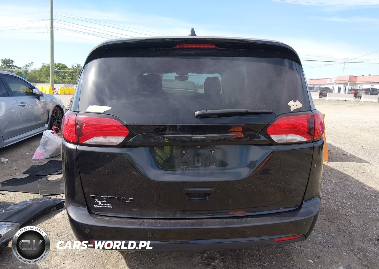 2020 Chrysler Pacifica Touring VIN:2C4RC1FG2LR150419 - 17