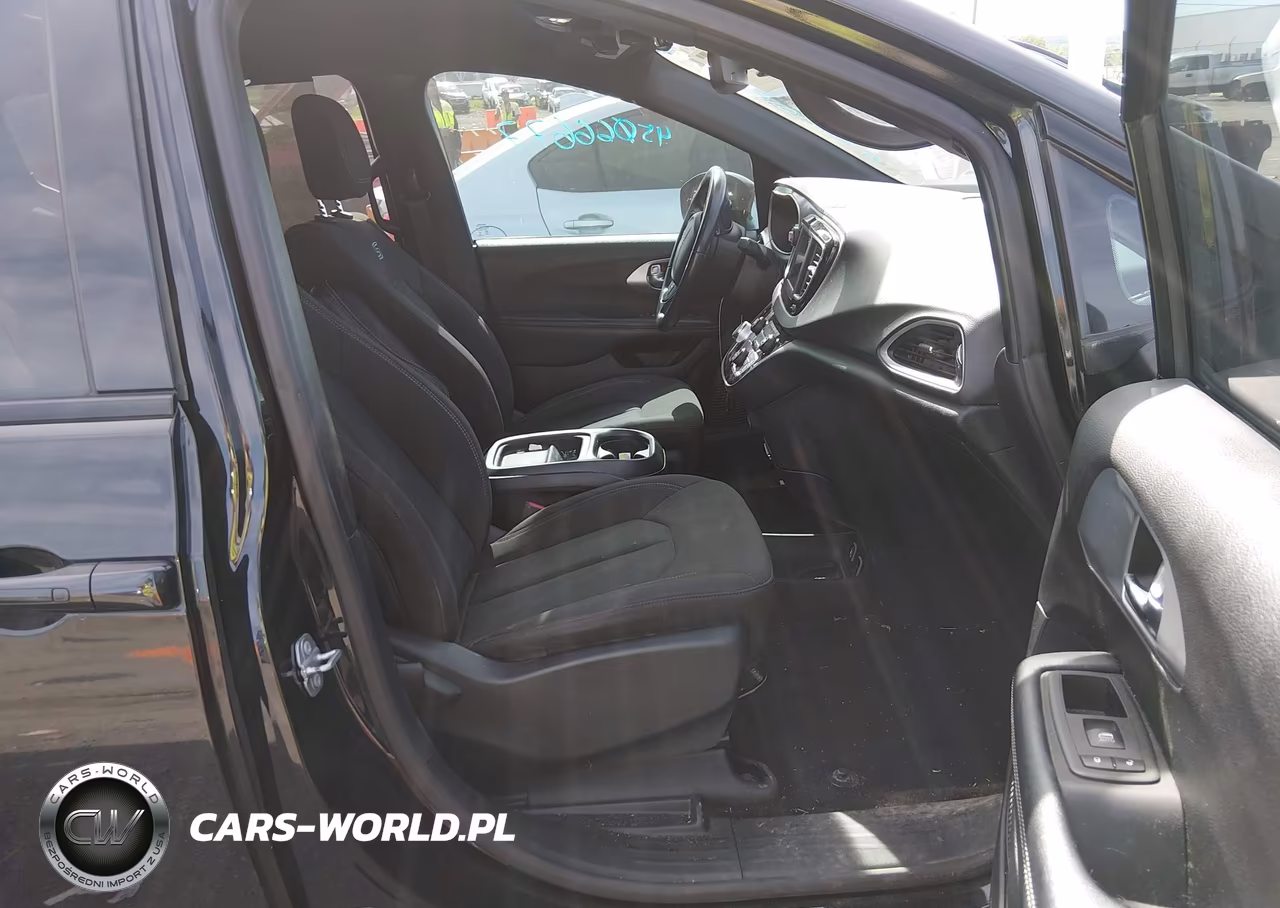 2020 Chrysler Pacifica Touring VIN:2C4RC1FG2LR150419 - 5