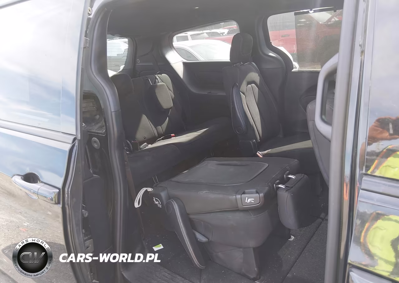 2020 Chrysler Pacifica Touring VIN:2C4RC1FG2LR150419 - 8