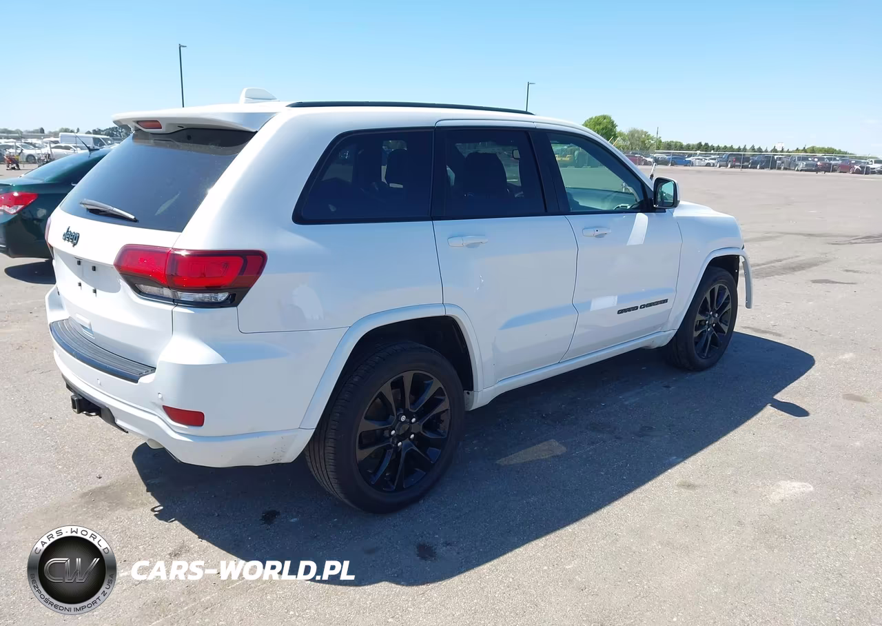 2017 Jeep Grand Cherokee Altitude 4X4 VIN:1C4RJFAG4HC794496 - 4