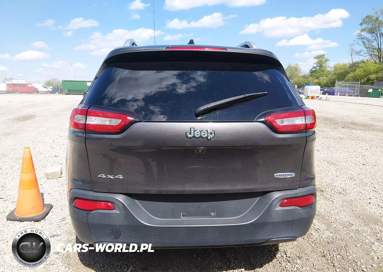 2015 Jeep Cherokee Latitude VIN:1C4PJMCB2FW679548 - 16