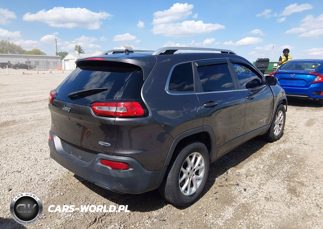 2015 Jeep Cherokee Latitude VIN:1C4PJMCB2FW679548 - 4