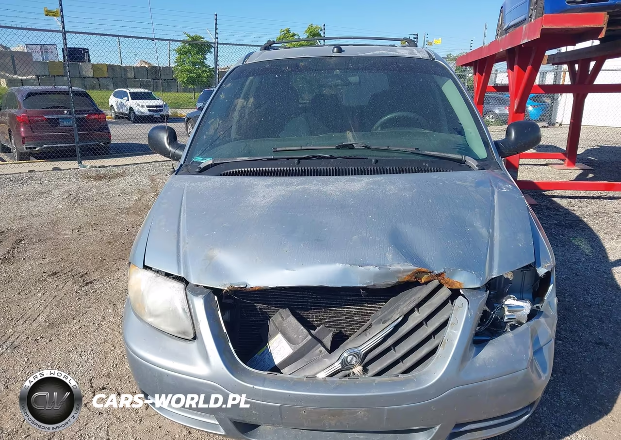 2005 Chrysler Town & Country VIN:1C4GP45R05B356856 - 12