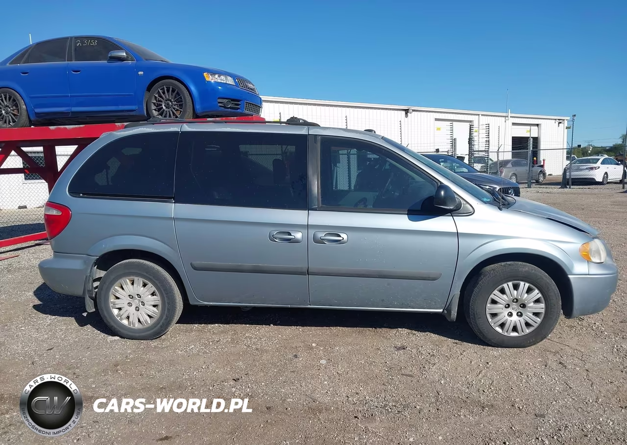 2005 Chrysler Town & Country VIN:1C4GP45R05B356856 - 13