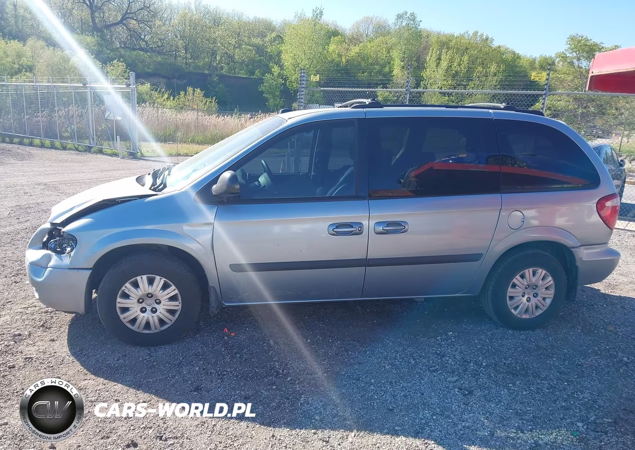 2005 Chrysler Town & Country VIN:1C4GP45R05B356856 - 14