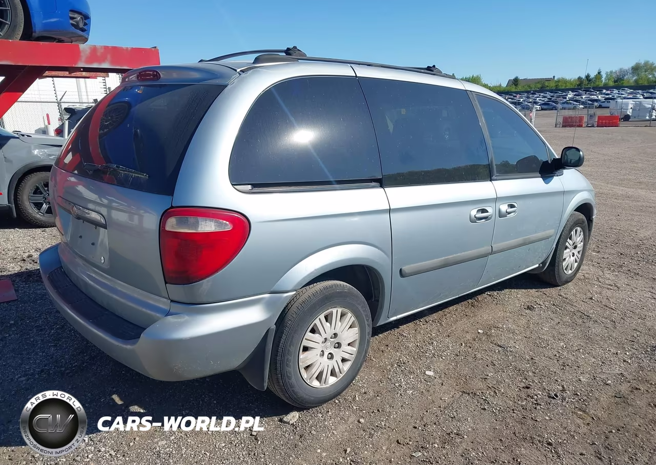 2005 Chrysler Town & Country VIN:1C4GP45R05B356856 - 4