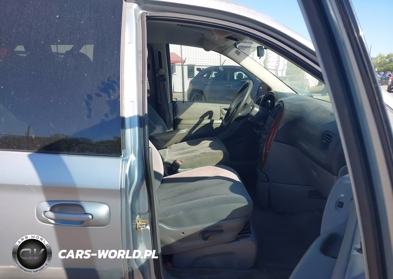 2005 Chrysler Town & Country VIN:1C4GP45R05B356856 - 5