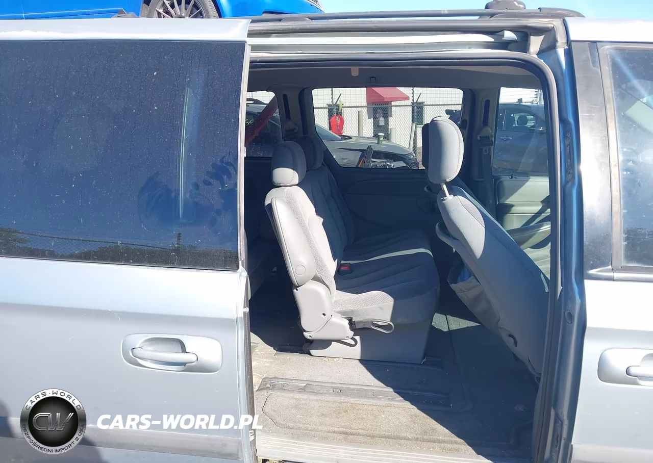 2005 Chrysler Town & Country VIN:1C4GP45R05B356856 - 8