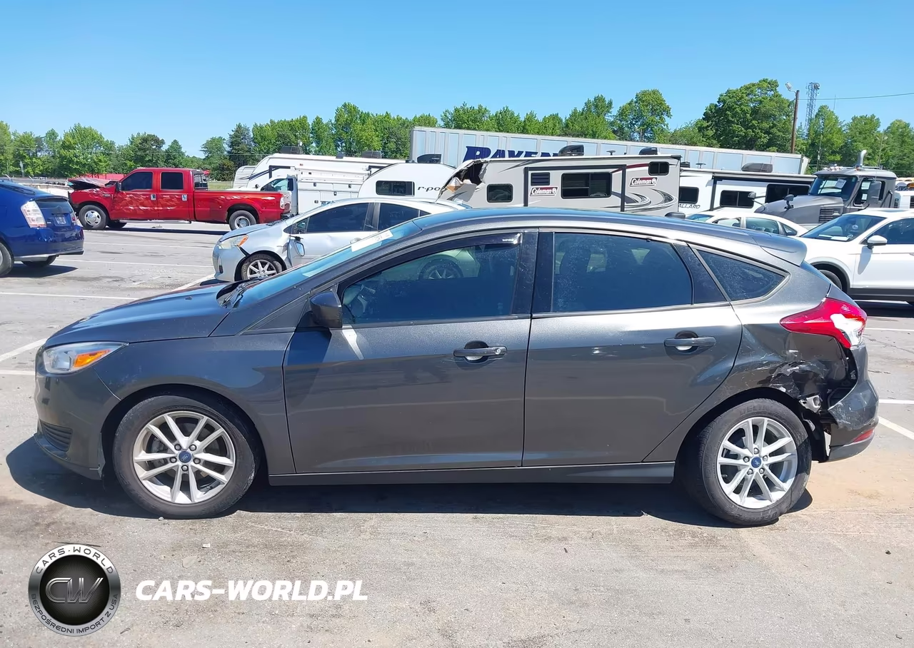 2018 Ford Focus Se VIN:1FADP3K23JL297655 - 14