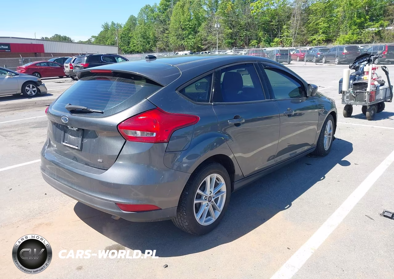 2018 Ford Focus Se VIN:1FADP3K23JL297655 - 4