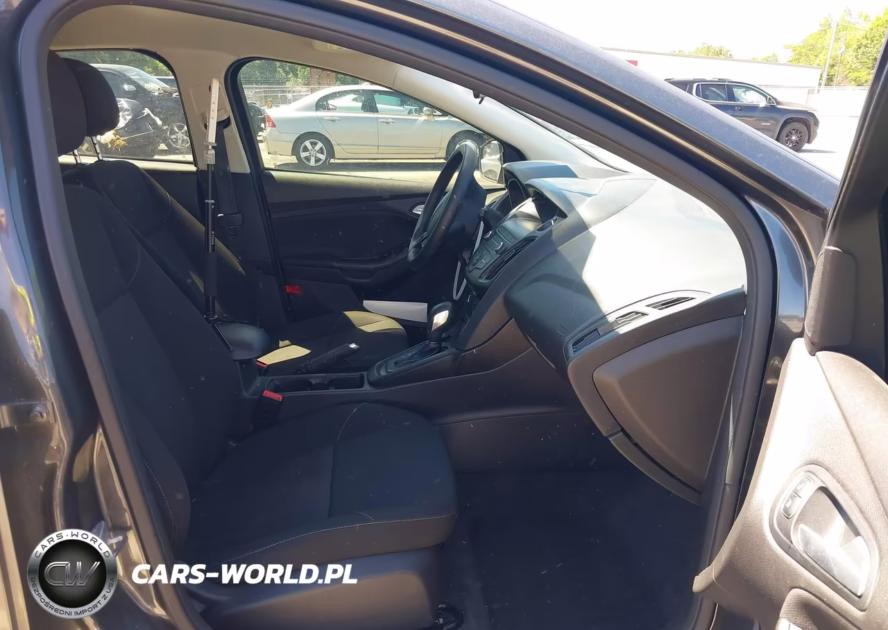 2018 Ford Focus Se VIN:1FADP3K23JL297655 - 5