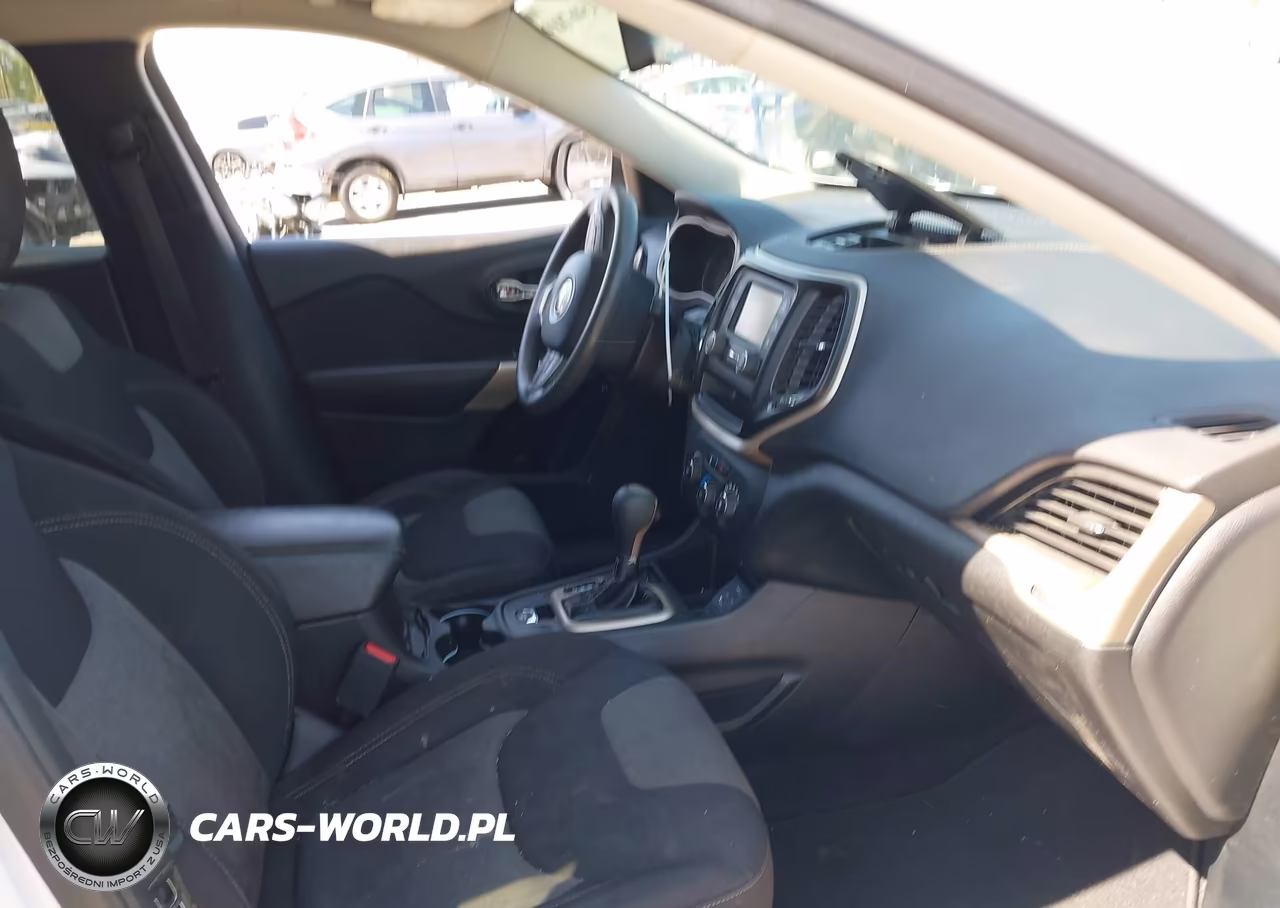 2018 Jeep Cherokee Latitude Fwd VIN:1C4PJLCB2JD524321 - 5