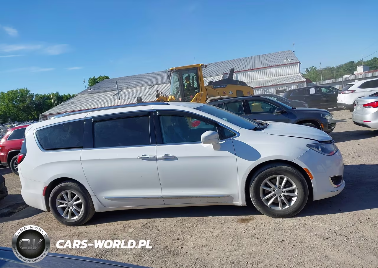2018 Chrysler Pacifica Touring L VIN:2C4RC1BG4JR158170 - 13